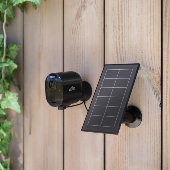 solárního panelu Arlo Essential v černé barvě