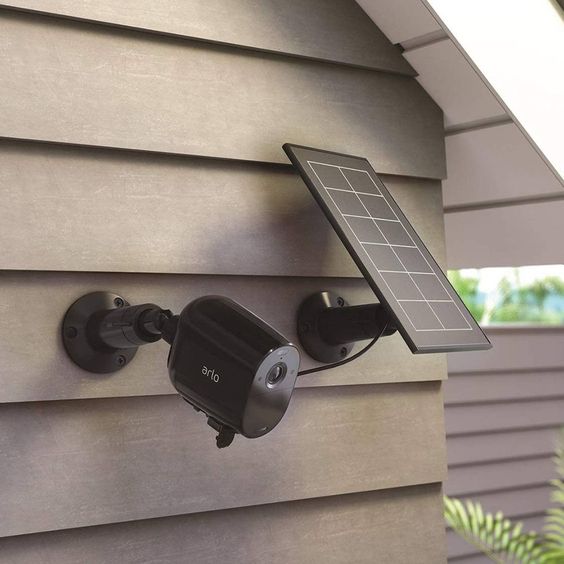 solárního panelu Arlo Essential v černém provedeníí