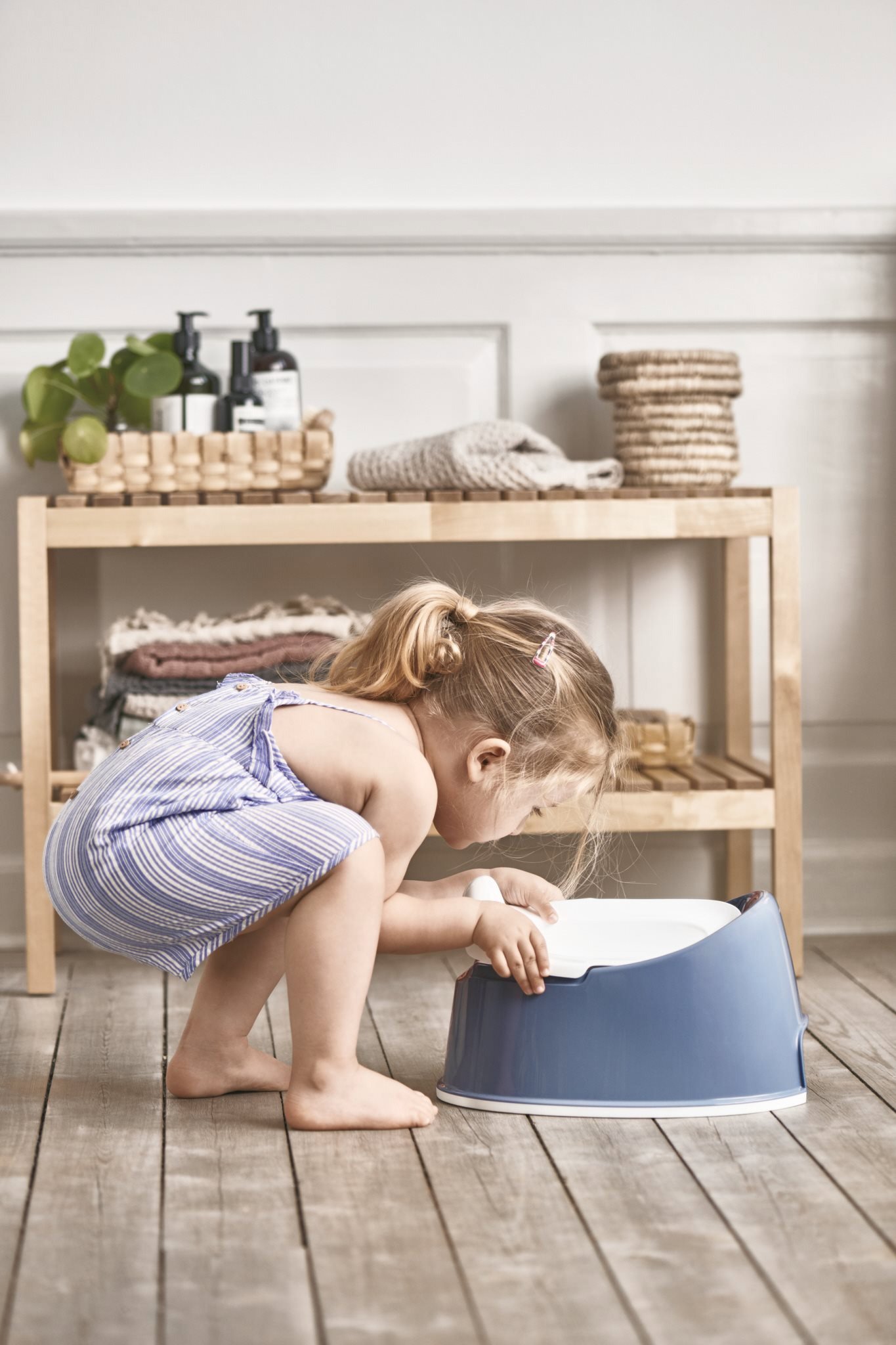 Nočník Babybjörn Smart Deep Blue/White