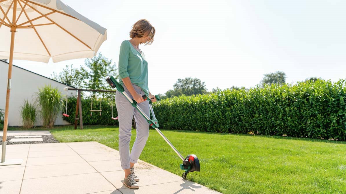 Strunová sekačka BOSCH UniversalGrassCut 18V-26 (bez AKU) 0.600.8C1.D04