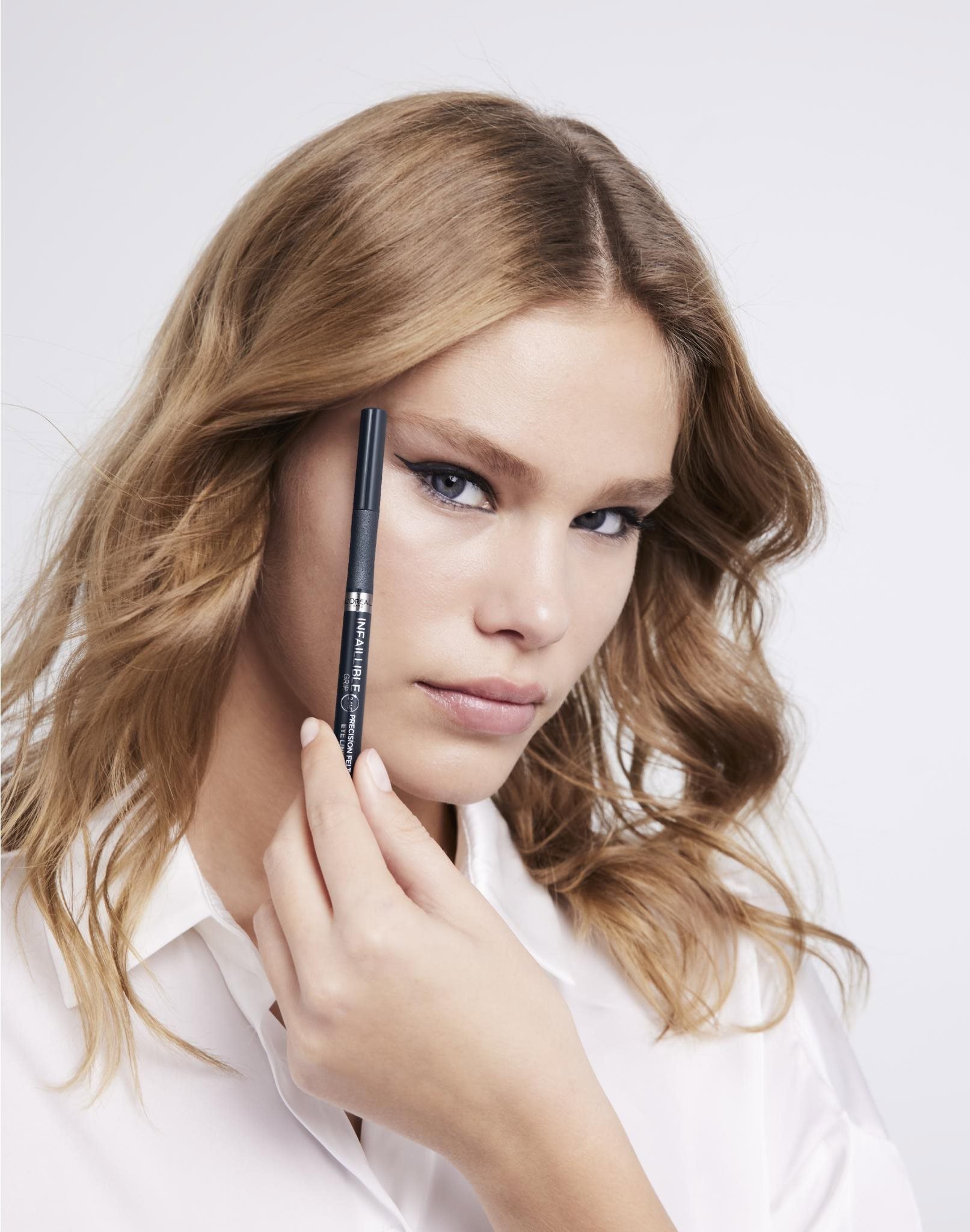 L'ORÉAL PARIS Infaillible Grip 27H Precision Felt 01 black 1 ml