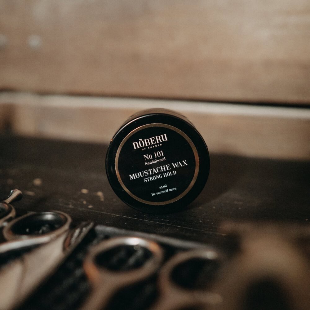 Vosk na vousy NOBERU Sandalwood Strong Hold Wax 25 ml