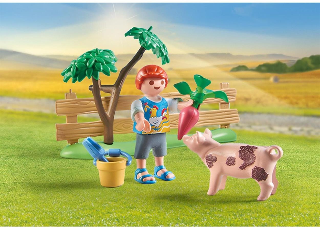 Chlapec ze stavebnice Playmobil Zeleninová zahrádka u prarodičů krmí prasátko vypěstovanou zeleninou