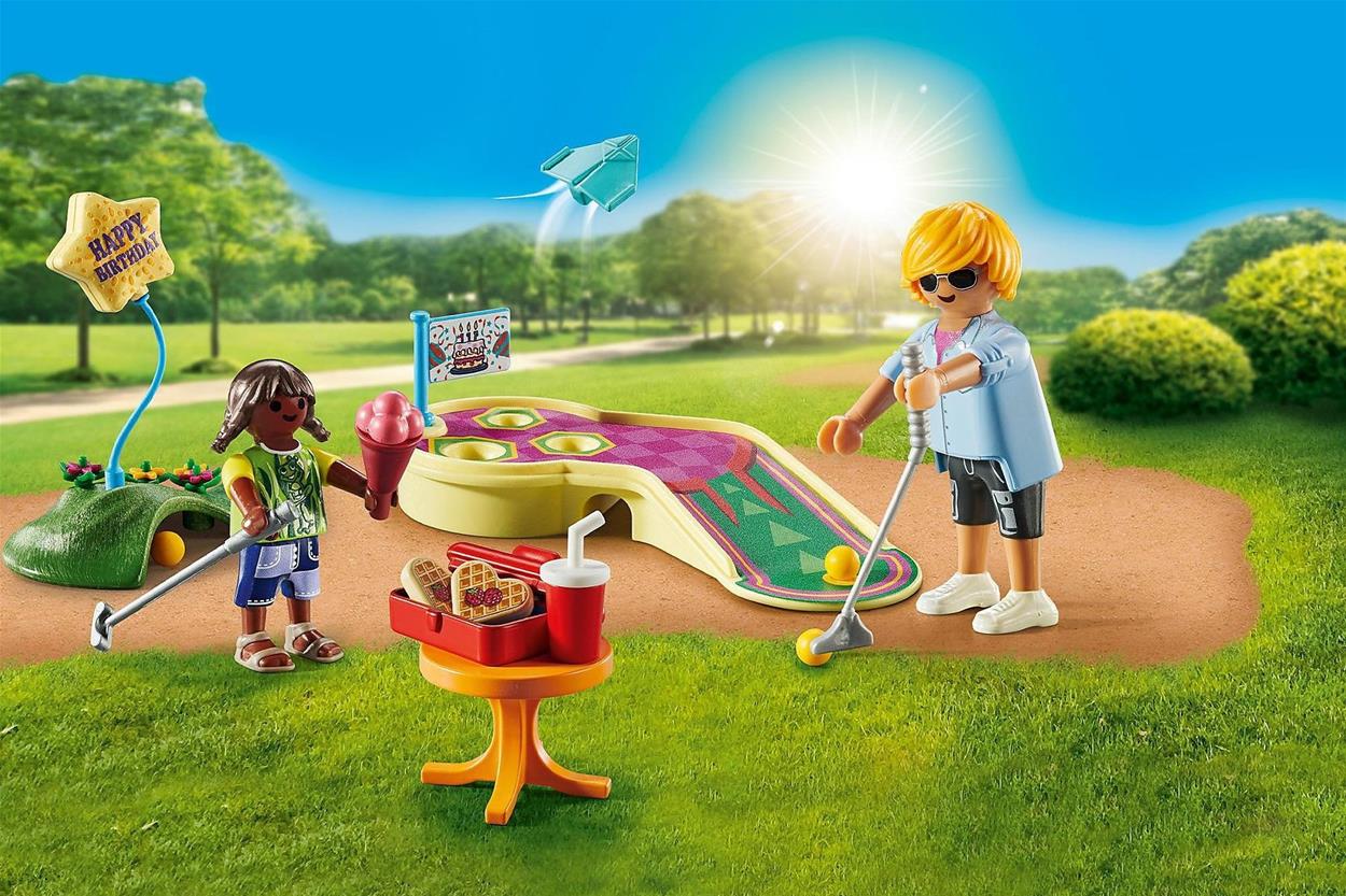Figuren aus dem Playmobil-Minigolf-Bausatz bereiten sich auf eine Partie Minigolf vor