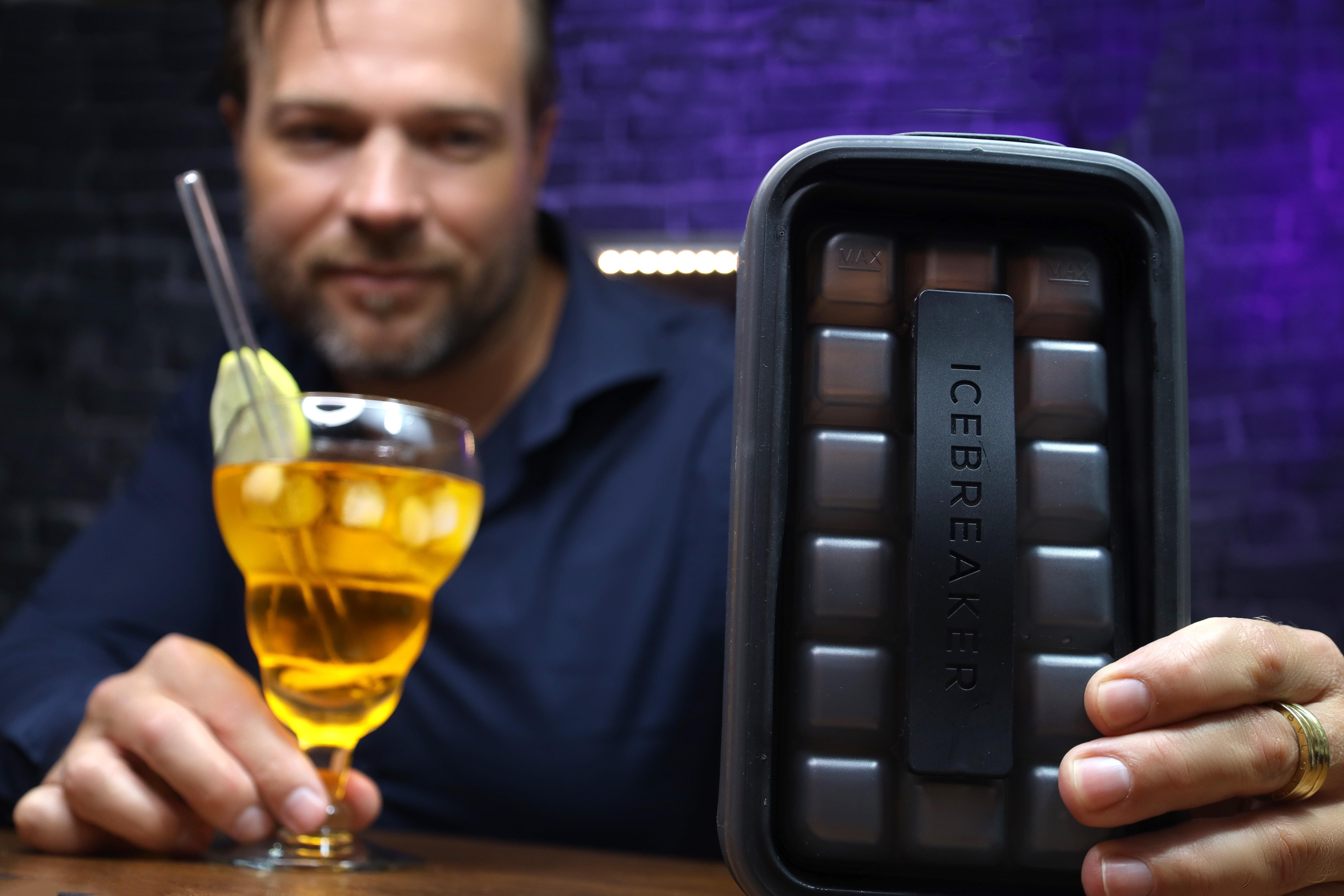 Forma na led IceBreaker Nordic 4-in-1 Ice Cube Tray POP 1.5 BlackForma na led IceBreaker Nordic 4-in-1 Ice Cube Tray POP 1.5 Black