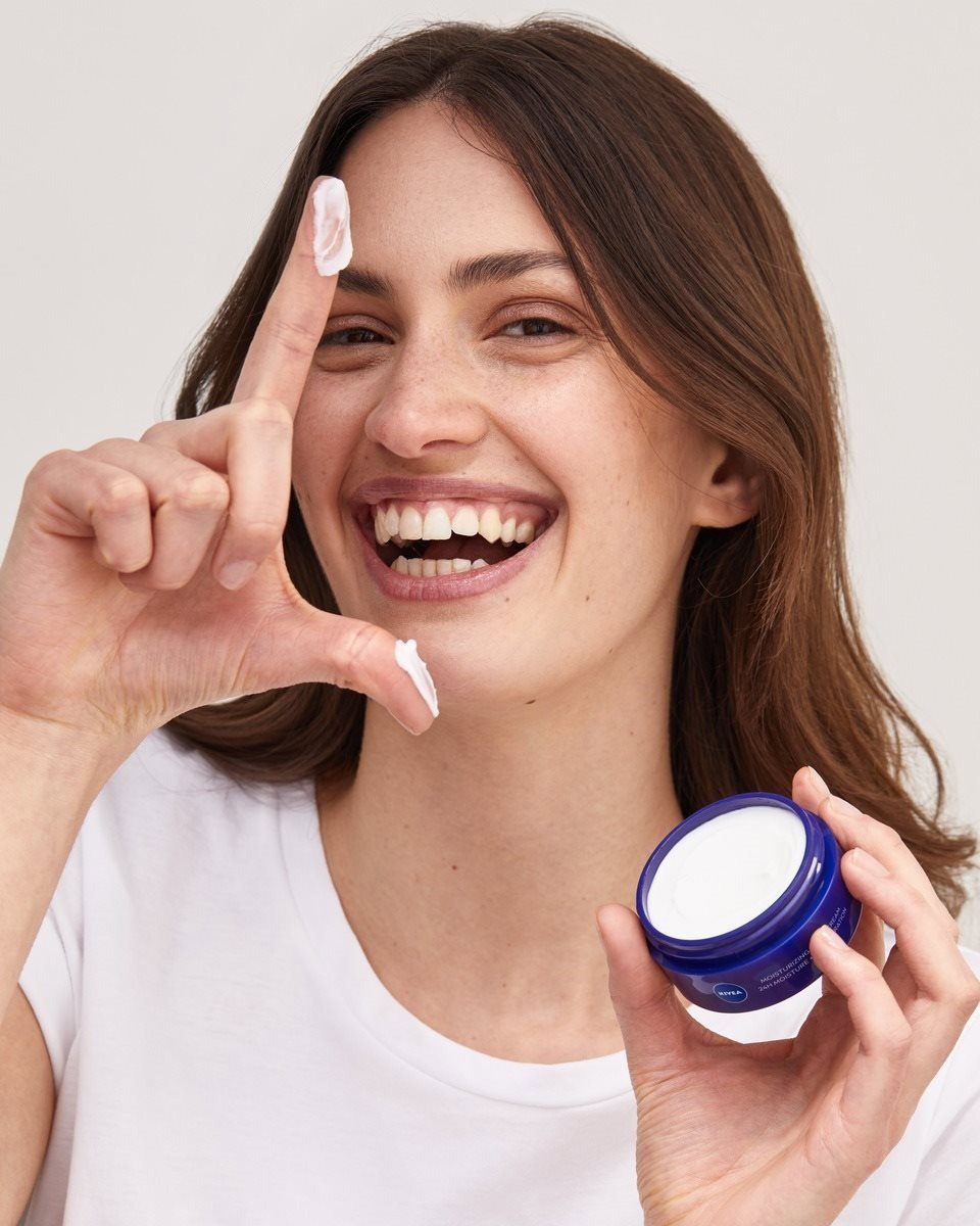 Pleťový krém NIVEA 24H Intensive Hydrating Night Cream Normal Skin 50 ml