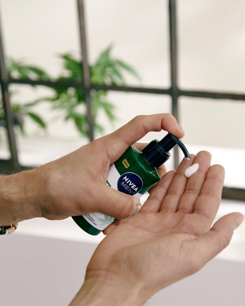 Pánský pleťový krém NIVEA Men Pleťový balzám Sensitive Hemp 150 ml