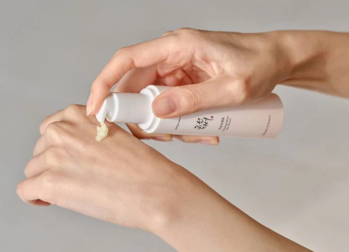 Opalovací krém BEAUTY OF JOSEON Ginseng Moist Sun Serum SPF50+