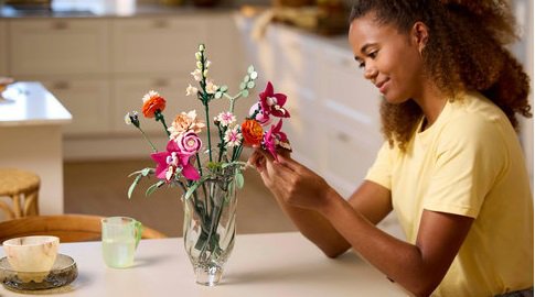 LEGO® Botanicals 10342 Gyönyörű csokor rózsaszín virágokból
