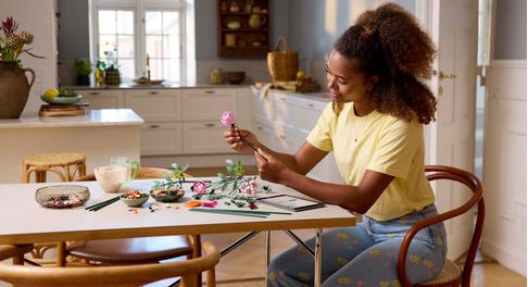 LEGO® Botanicals 10342 Gyönyörű csokor rózsaszín virágokból