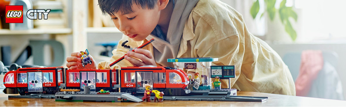 LEGO® City 60423 Straßenbahn mit Haltestelle