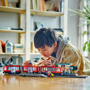 LEGO® City 60423 Straßenbahn mit Haltestelle