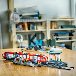LEGO® City 60423 Straßenbahn mit Haltestelle