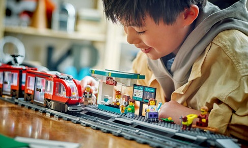 LEGO® City 60423 Straßenbahn mit Haltestelle