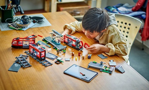 LEGO® City 60423 Straßenbahn mit Haltestelle