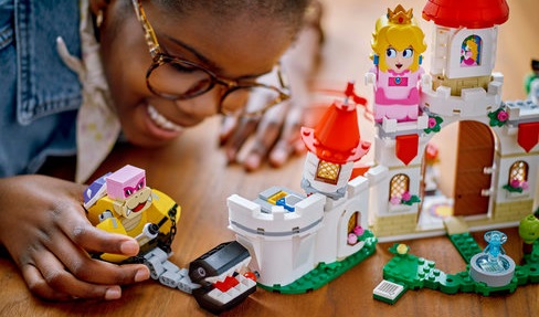 LEGO® Super Mario™ 71435 Bitva s Royem na hradě Peach