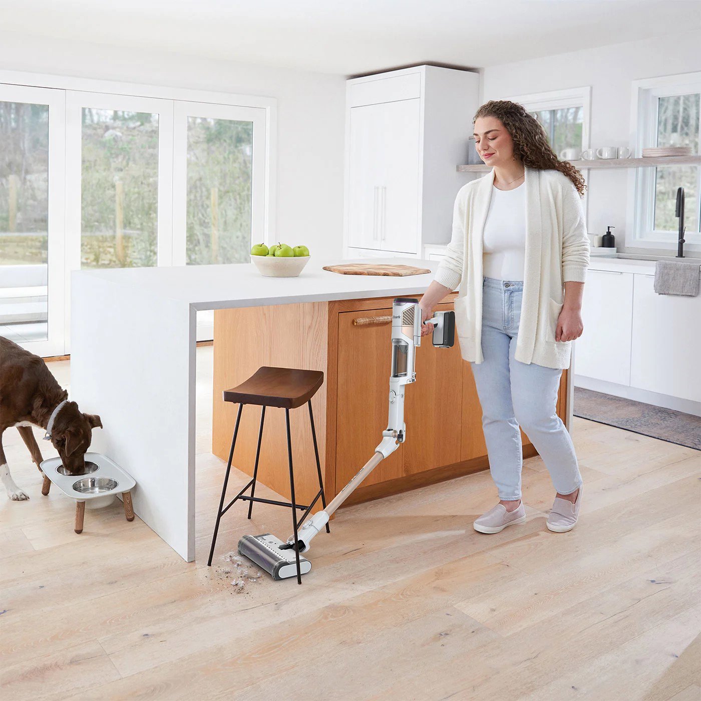 Tyčový vysavač Shark® IW3612EUT Detect – čištění podlahy