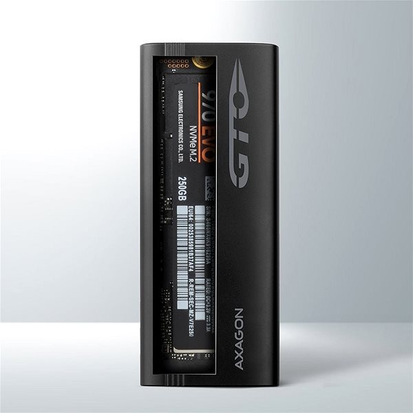 Externes Festplattengehäuse AXAGON EEM2-GTO, M.2 NVMe THIN OVAL box, SuperSpeed USB-C 10 Gbps, black Lifestyle