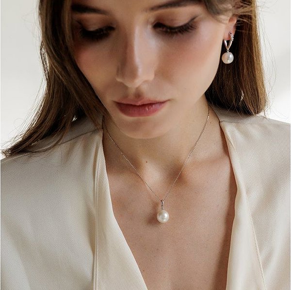 ANNA PERLY Attractive silver pendant with an Edison pearl and zircon (Ag 925/1000; 3g) pendant.
