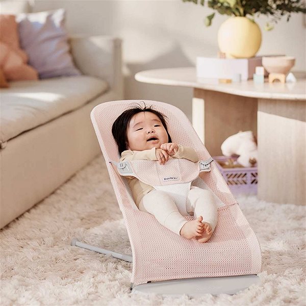 Pihenőszék Babybjörn Balance Soft Pearly Pink/White mesh, világosszürke kivitelben Lifestyle