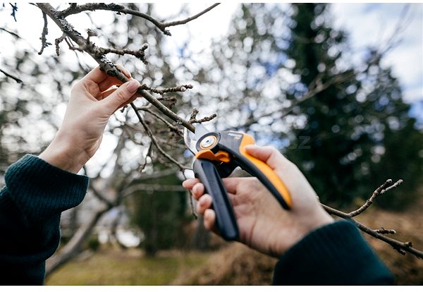 Nůžky na větve FISKARS Nůžky zahradní X-series PowerGear™ dvoučepelové (M) P921 ...