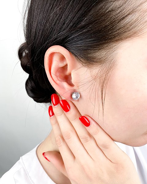 Bruno Earrings with a 0.6 cm stone .
