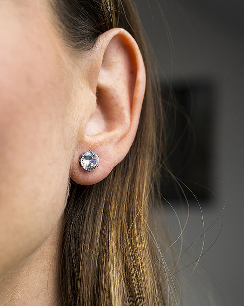 Bruno Earrings with a 0.7cm stone.
