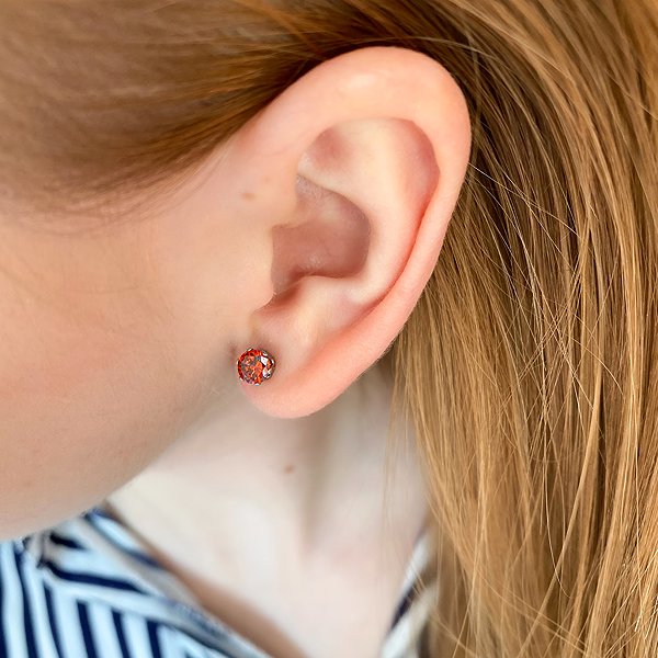 Bruno Earrings with red stone 0.5 cm.