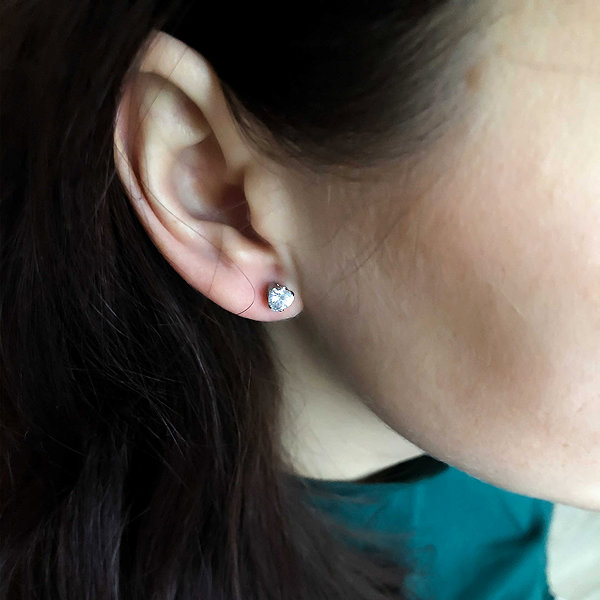 Bruno Heart stud earrings with a stone 0.5cm.