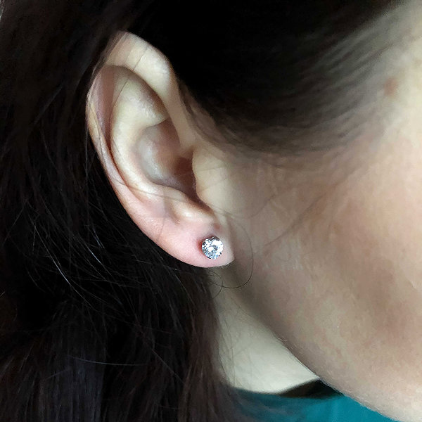 Bruno Heart stud earrings with a stone 0.5cm.