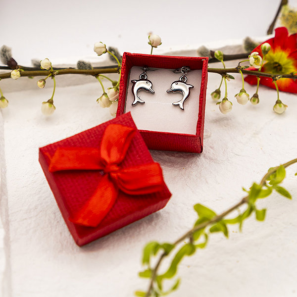 BRUNO DELFÍN drop earrings.