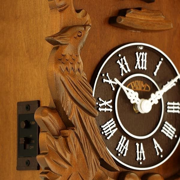 Nástenné hodiny PRIM Nástenné drevené hodiny Kukučkové II. Vlastnosti/technológia