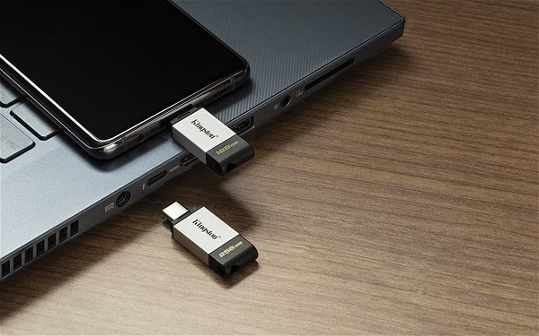USB Stick Kingston DataTraveler 80 128GB Lifestyle