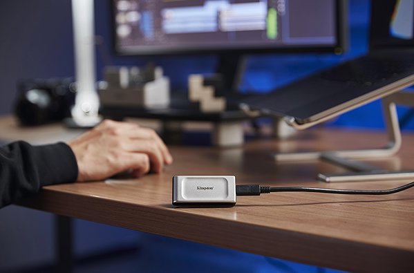 External Hard Drive Kingston XS2000 Portable SSD 4TB Lifestyle