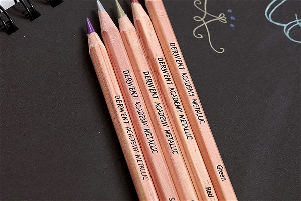 Pastelky DERWENT Academy Metallic Colour Pencils v plechovej škatuľke, šesťhranné, 6 farieb Vlastnosti/technológia