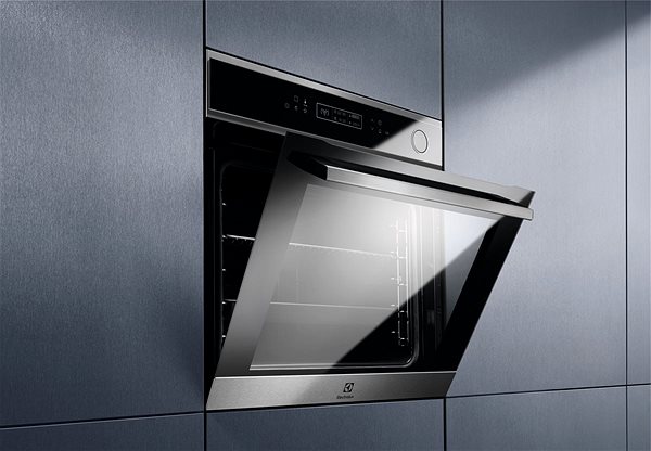 Built-in Oven ELECTROLUX 700 PRO SteamCrisp LOC8H31X Lifestyle