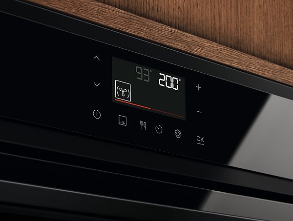 ELECTROLUX 500 SurroundCook EOF7P86H3 built-in oven.