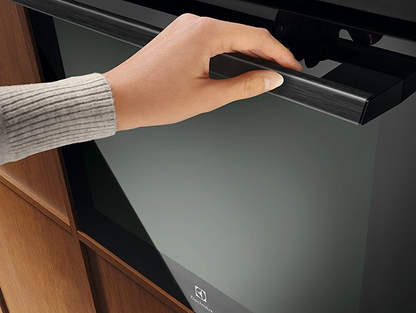 ELECTROLUX 500 SurroundCook EOF7P86H3 built-in oven.
