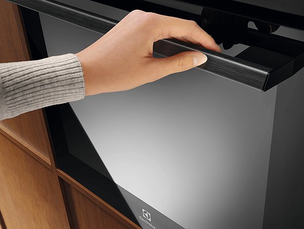 Electrolux 500 SurroundCook SteamBake EOD7P86H built-in oven.