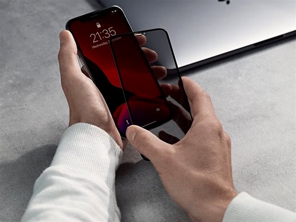 Ochranné sklo Epico Edge To Edge Privacy Glass IM iPhone 13 mini – čierne Lifestyle