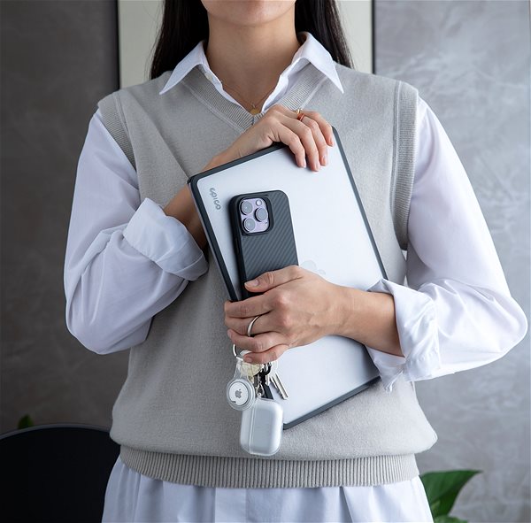 Handyhülle Epico Hybrid Carbon Case für iPhone 14 Plus mit MagSafe Halterung - schwarz Lifestyle