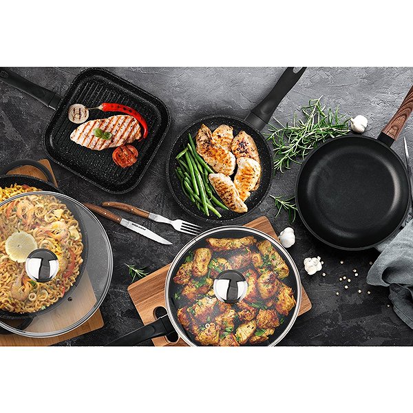 Wok Pan GRANDE WOK with Diameter of 32cm, Glass Lid Lifestyle