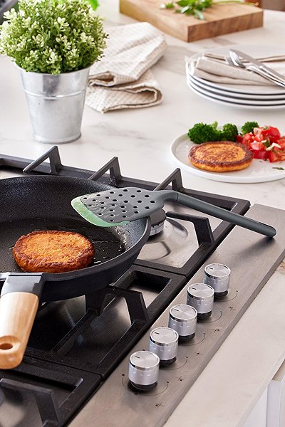 Konyhai spatula Lékué Spatula Konyhai lapát, perforált, sötétzöld Lifestyle
