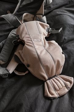 Nosič pre dieťa Babybjörn nosič MINI Pearly pink mesh Lifestyle