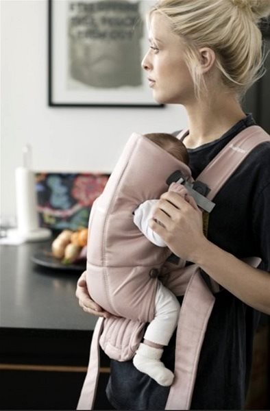 Nosič pre dieťa Babybjörn nosič MINI Dusty Pink bavlna Lifestyle