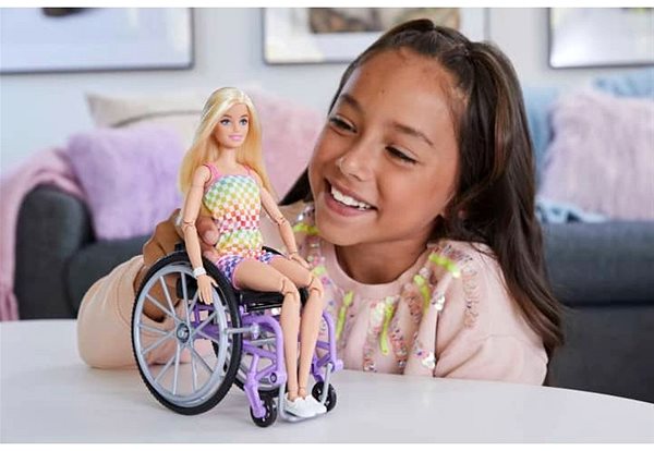 Játékbaba Barbie Modell kerekesszékben Kockás overálban ...