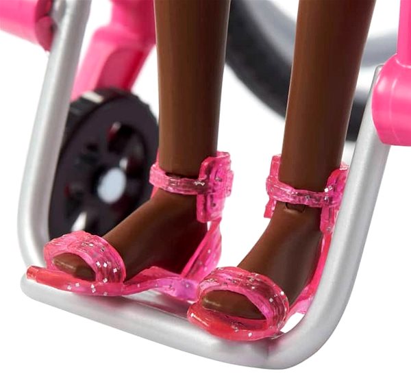 Puppe Barbie Modell auf Rollstuhl in Jumpsuit mit Herzchen ...
