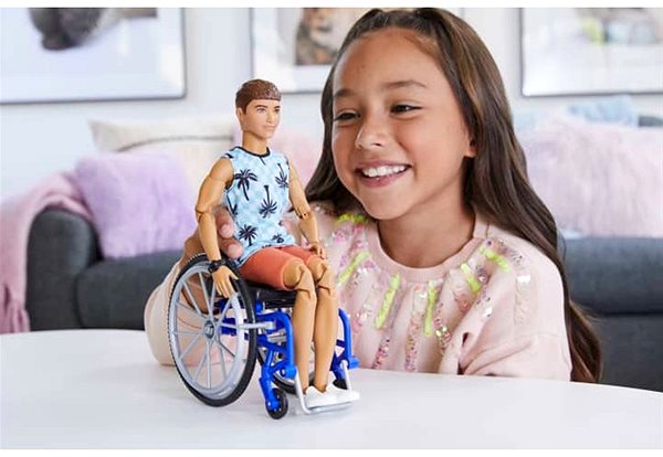 Puppe Barbie-Modell Ken im Rollstuhl in blau karierten Tank-Top ...