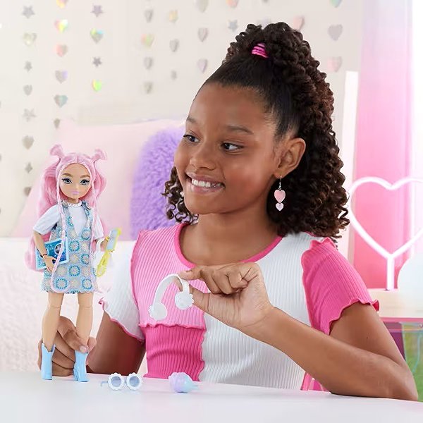 Játékbaba Barbie Dream Besties Daisy Daisy tartozékokkal ...