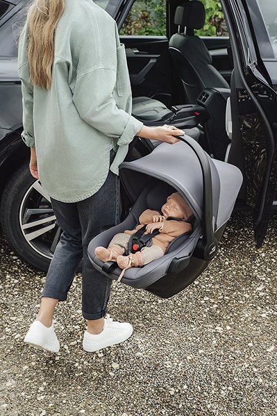 Britax Römer Baby-Safe Core Ocean Car Seat.